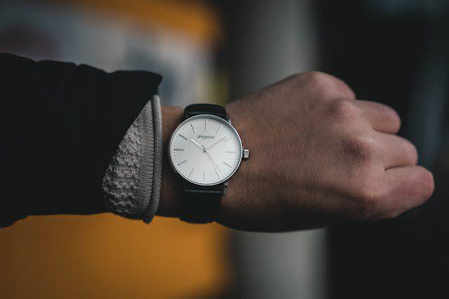 5 Bahan Tali Jam Tangan Cowok Sesuai Tingkat Keformalannya, Cek!