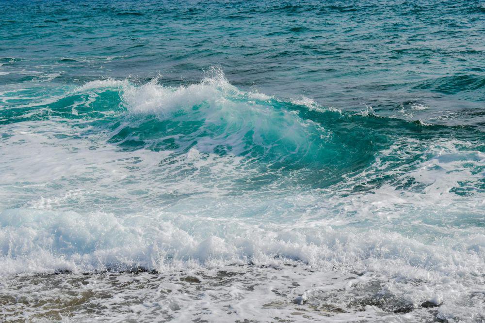 Waspada Gelombang Laut 4 Meter di Bali Pada 11-14 Juni 2025
