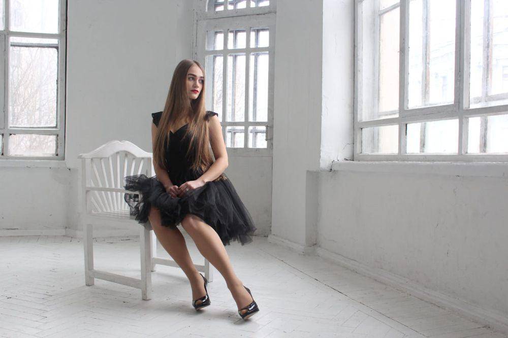 ilustrasi perempuan dengan affordable luxury fashion (pexels.com/Pixabay)
