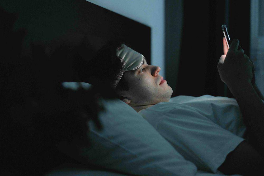 Ilustrasi bermain gadget saat tidur