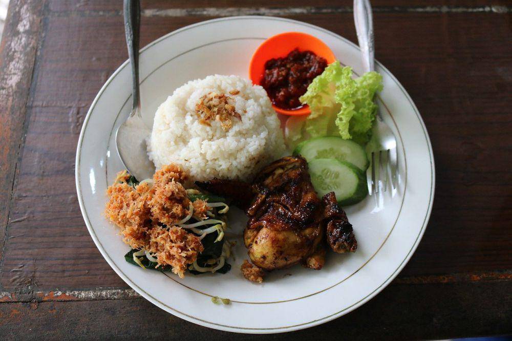 Ilustrasi pecel tumpang (Pixabay/Mufid Majnun)