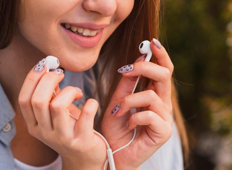 ilustrasi earphone kabel (freepik.com/freepik)