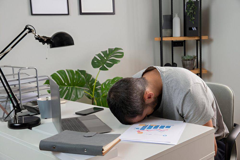 ilustrasi pria pemalas di kantor (freepik.com/freepik)