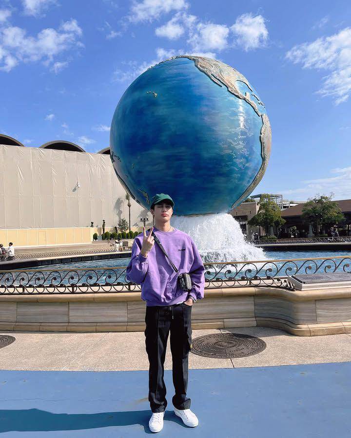 styling celana cargo ala Earth Pirapat (instagram.com/theearthe)