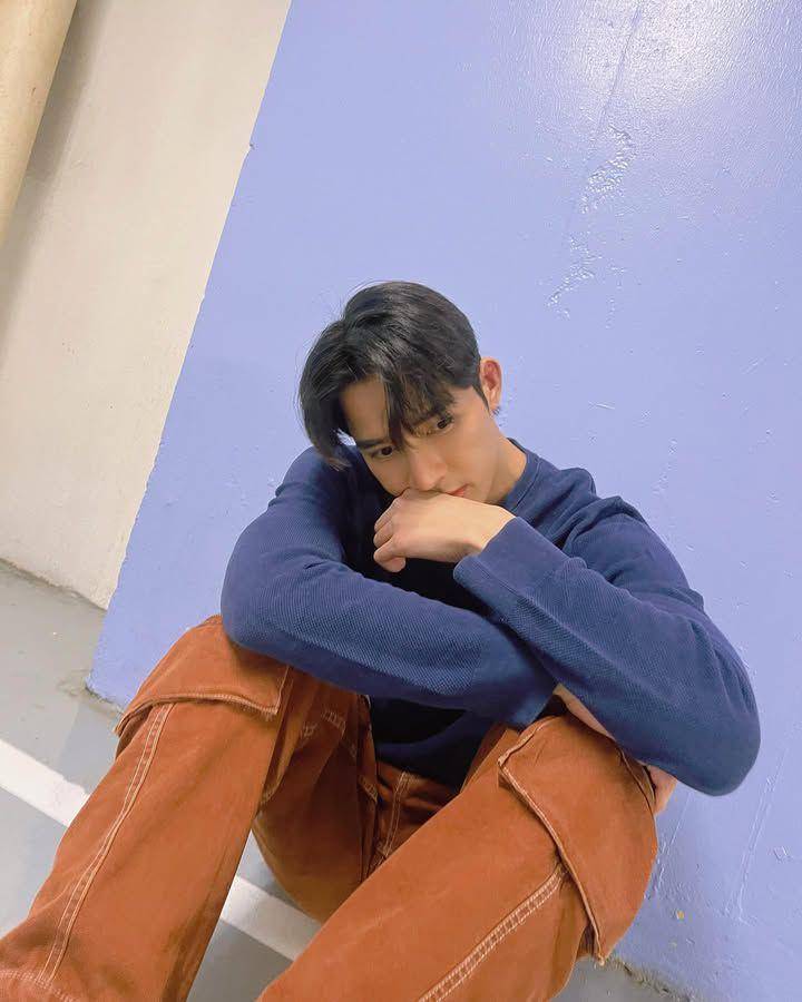 styling celana cargo ala Earth Pirapat (instagram.com/theearthe)