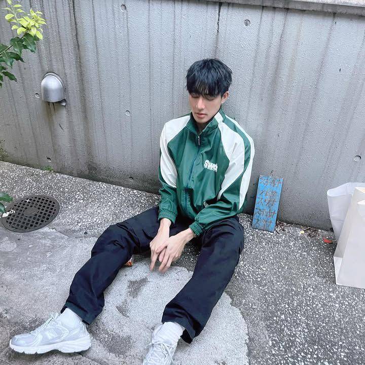 styling celana cargo ala Earth Pirapat (instagram.com/theearthe)