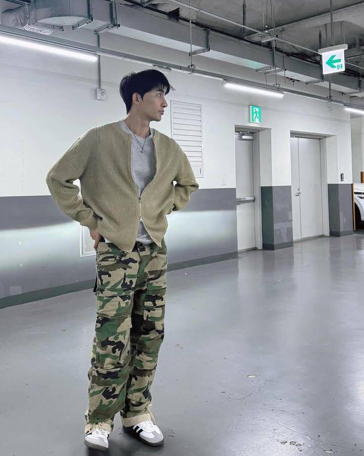 styling celana cargo ala Earth Pirapat (instagram.com/theearthe)