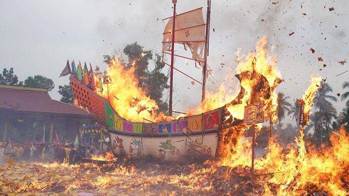 Festival Bakar Tongkang di Rokan Hilir, Riau (Dok. Kementerian Pariwisata RI)