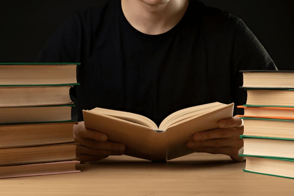 ilustrasi pria membaca buku (freepik.com/freepik)