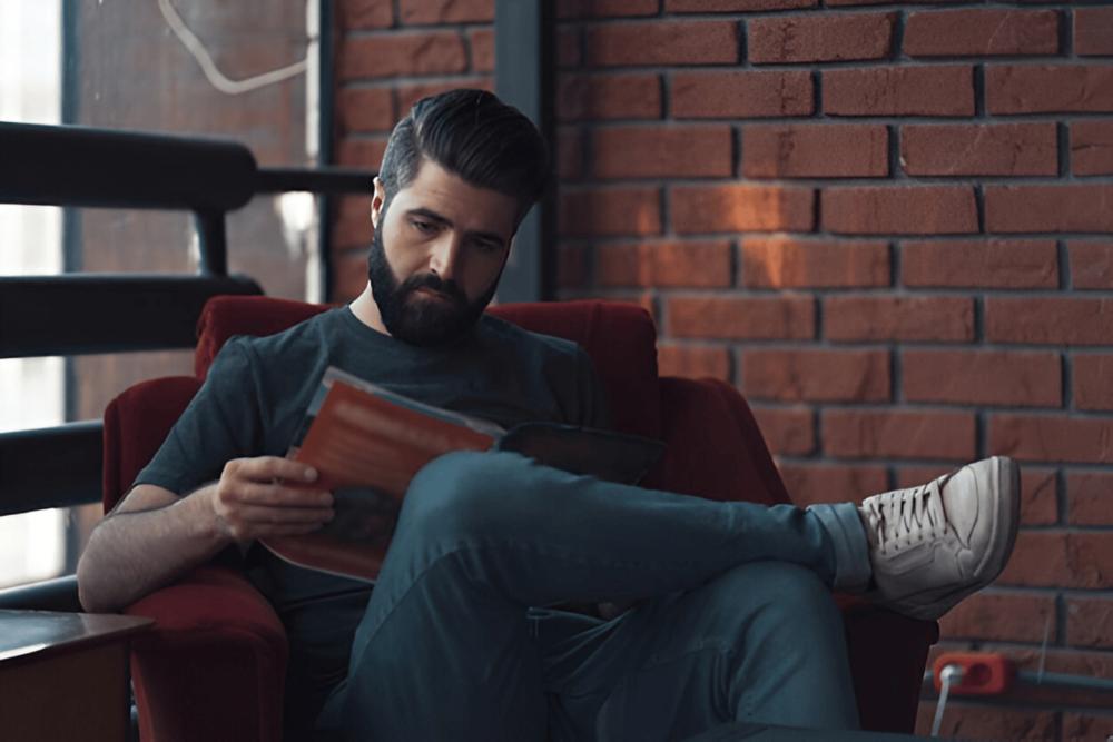 ilustrasi pria membaca buku (freepik.com/ArthurHidden)