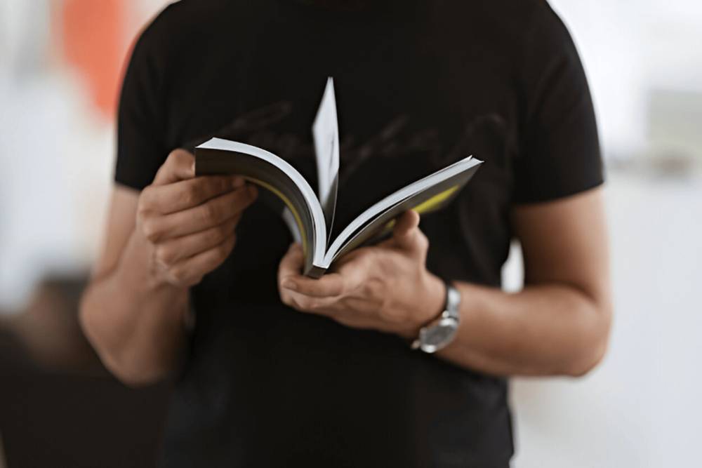 ilustrasi pria membaca buku (freepik.com/rawpixel.com)