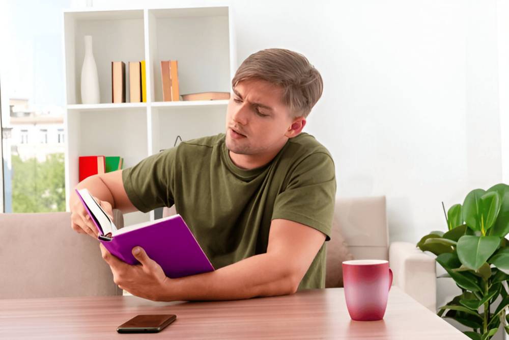 ilustrasi pria membaca buku (freepik.com/stockking)