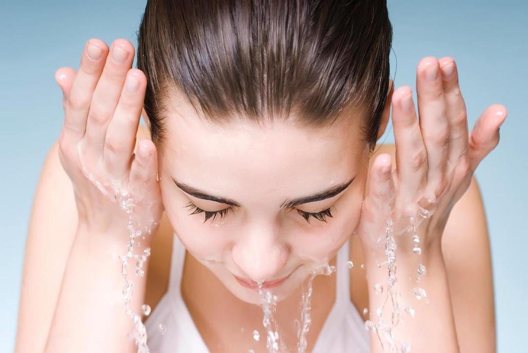 https://cdn.idntimes.com/content-images/post/20170620/wash-your-face-with-hot-water-e77940537bd11505de509b792205e489.jpg