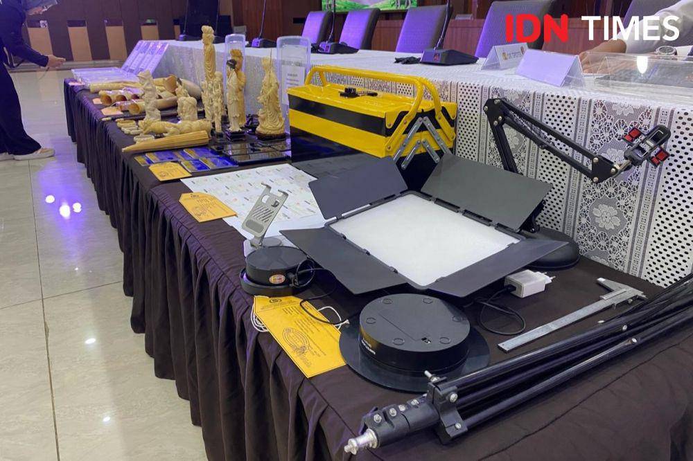 Pengungkapan tindak pidana konservasi sumber daya alam hayati dan ekosistemnya berupa gading gajah oleh Bareskrim Polri, Senin (26/5/2025). (IDN Times/Irfan Fathurohman)
