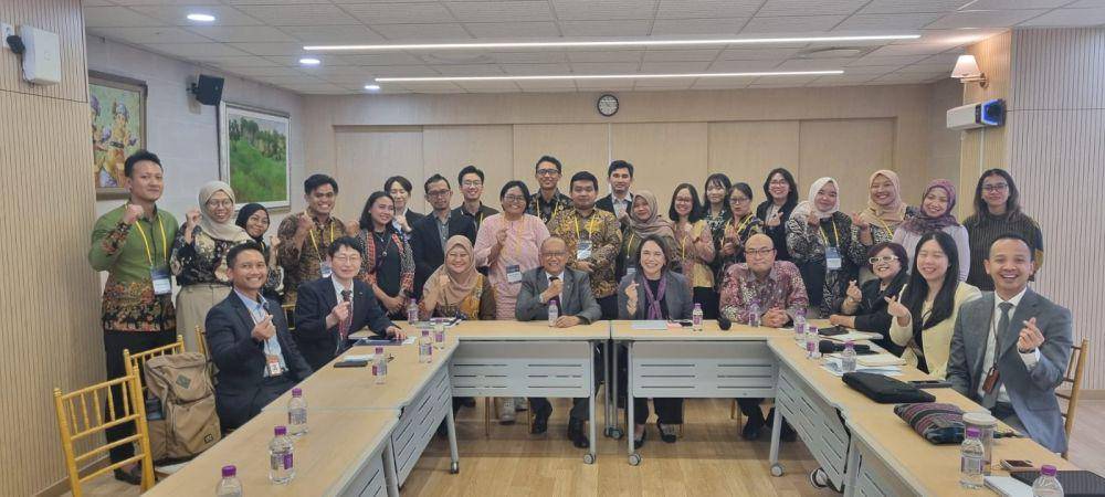 Kunjungan IDN Times dengan 13 jurnalis Indonesia lain ke KBRI Seoul dalam program Indonesia Next Generation Journalist on Korea. (dok. Korea Foundation)