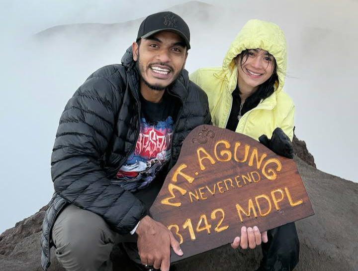 9 Potret Omay Farida Nurhan Mendaki Gunung Agung di Tengah Badai