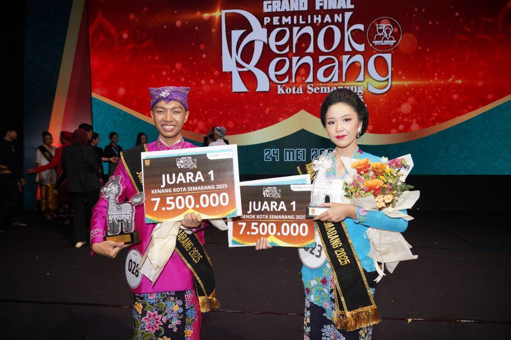 Sevaldo Bargi Putra dan Mutia Dewi Larasati resmi dinobatkan sebagai Denok dan Kenang Kota Semarang 2025 dalam ajang Grand Final Pemilihan Denok Kenang yang digelar di Taman Budaya Raden Saleh (TBRS). (dok. Pemkot Semarang)