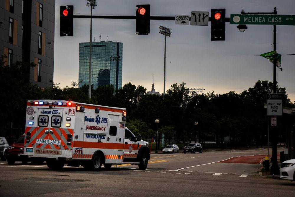 ilustrasi mobil ambulans (unsplash.com/Yassine Khalfalli)