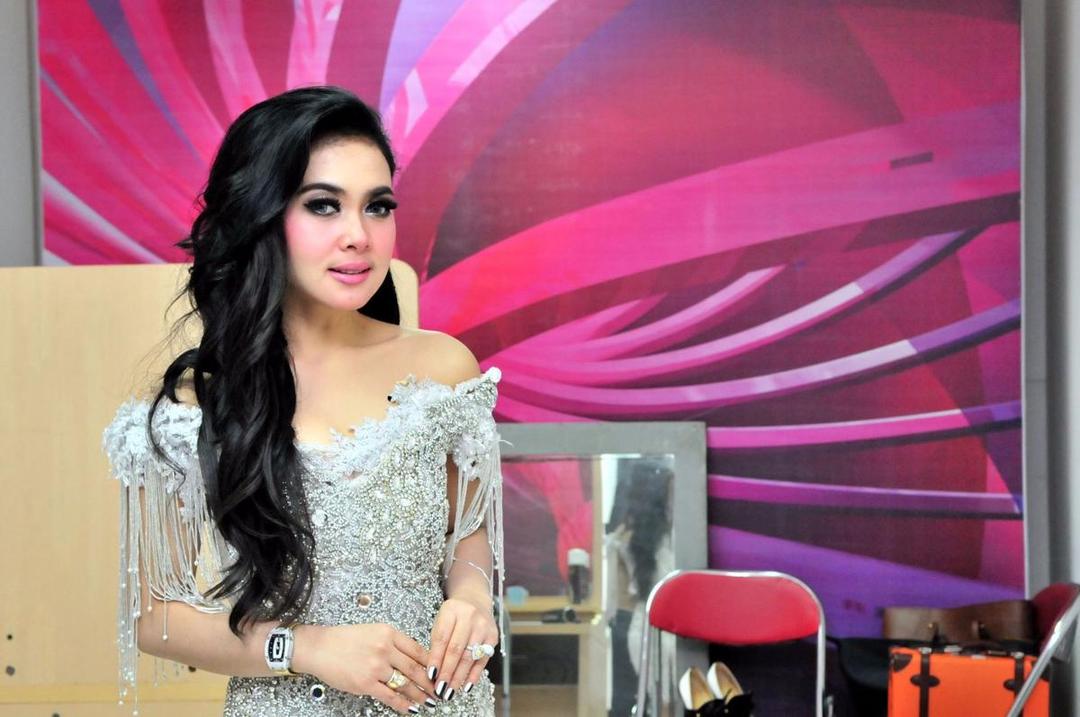 http://cdn.idntimes.com/content-images/post/20160218/036705400-1428310196-syahrini-283-29-f376671e0fe5e313573e307498b3d516.jpg
