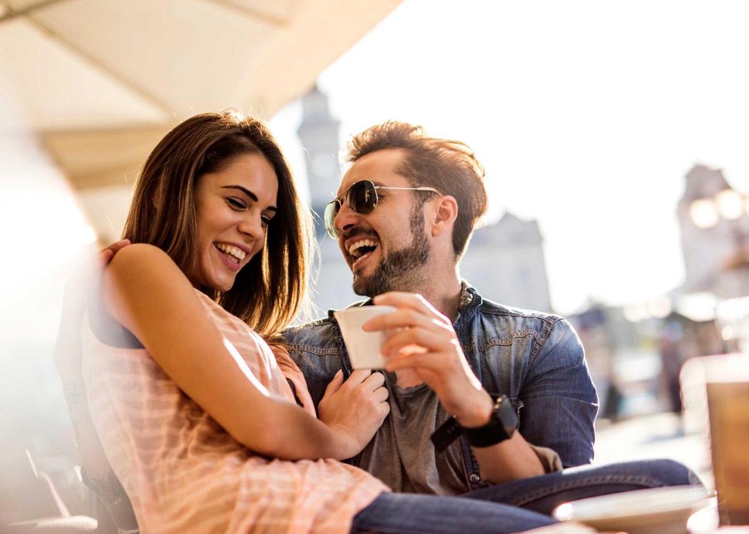 https://cdn.idntimes.com/content-images/post/20170713/04-weird-facts-laughter-couple-laughing-ce172e23855ab2b742f2df9621ba3e7f.jpg