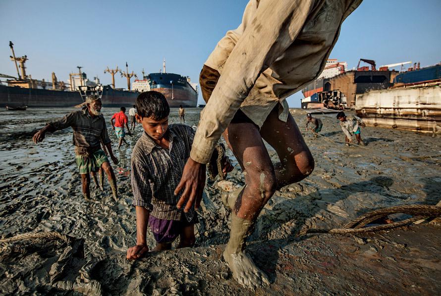 https://cdn.idntimes.com/content-images/post/20161115/05-carriers-wading-in-toxic-mud-890-bfbf0165ded352f440ce6b2c47322db4.jpg