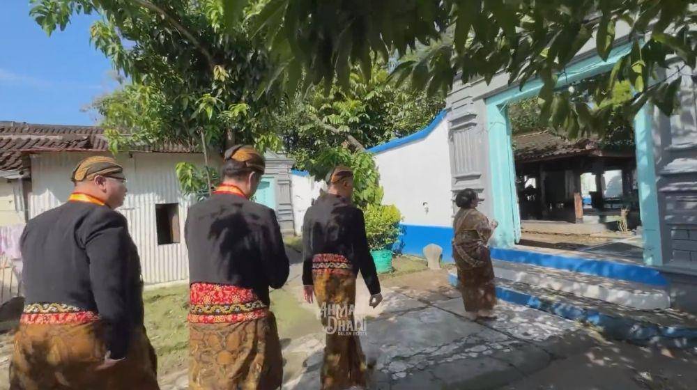 Ahmad Dhani nyekar ke makam raja (YouTube.com/AHMAD DHANI DALAM BERITA)