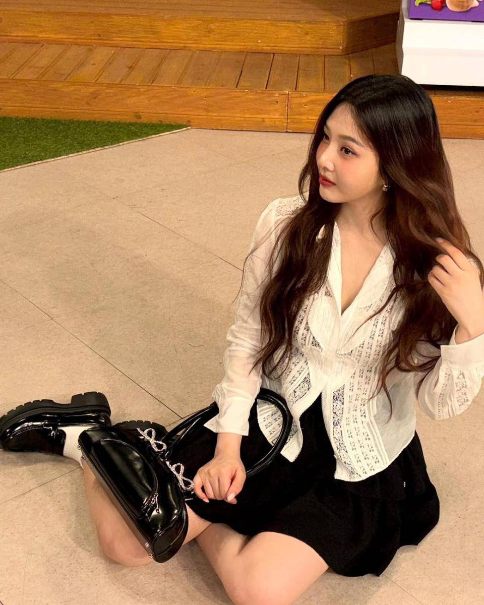 feminine chic style ala Joy Red Velvet (instagram.com/_imyour_joy)