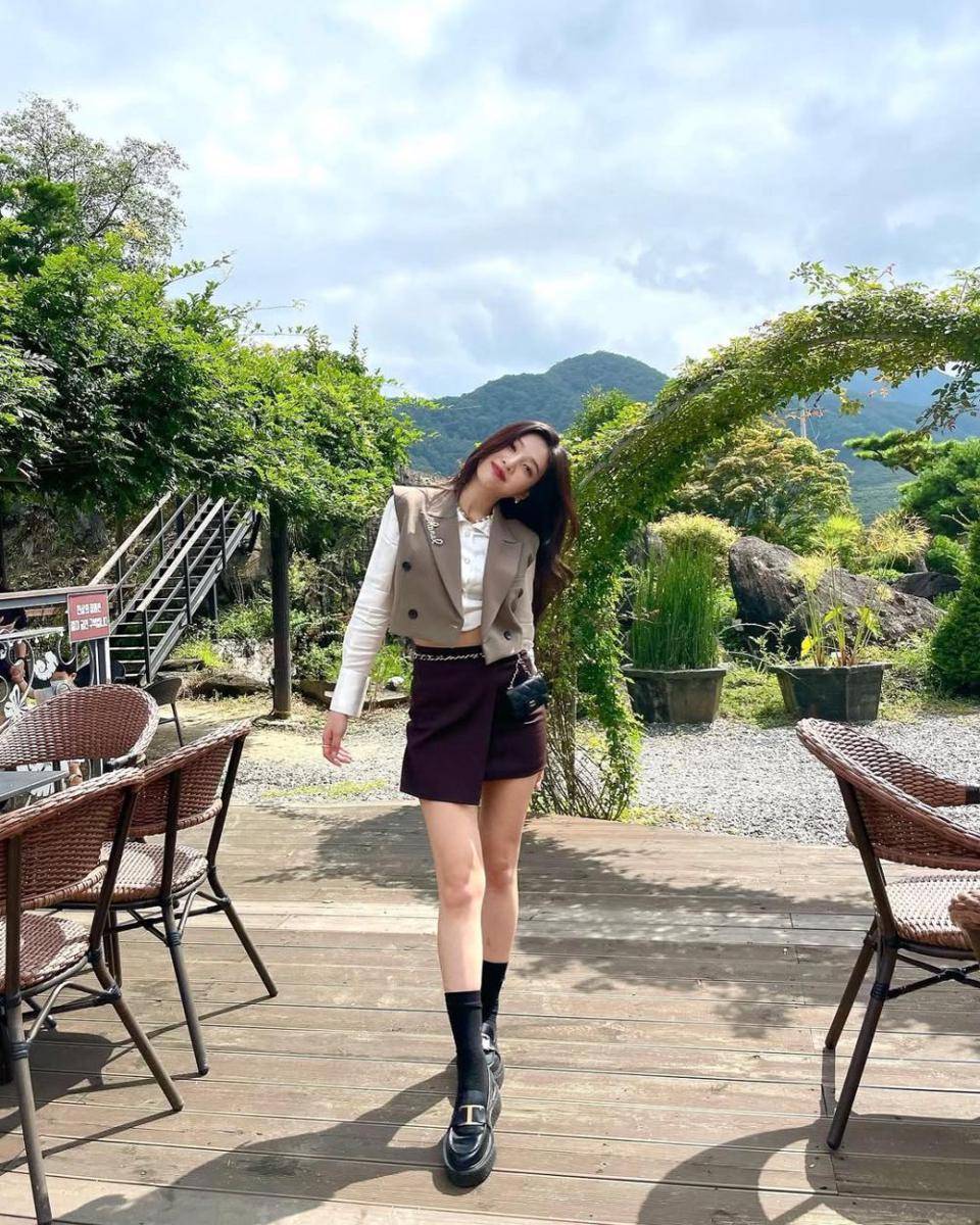 feminine chic style ala Joy Red Velvet (instagram.com/_imyour_joy)