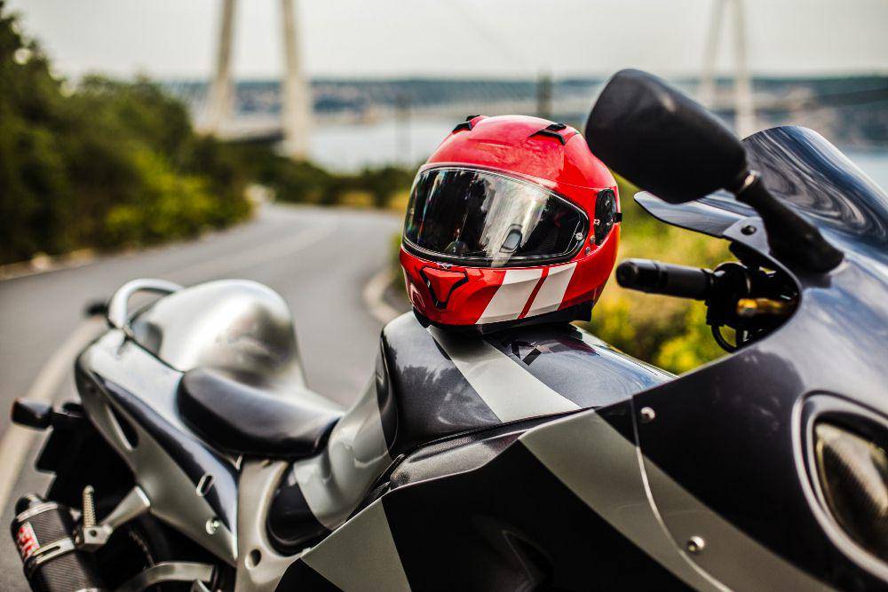 ilustrasi helm (freepik.com/azerbaijan_stockers)