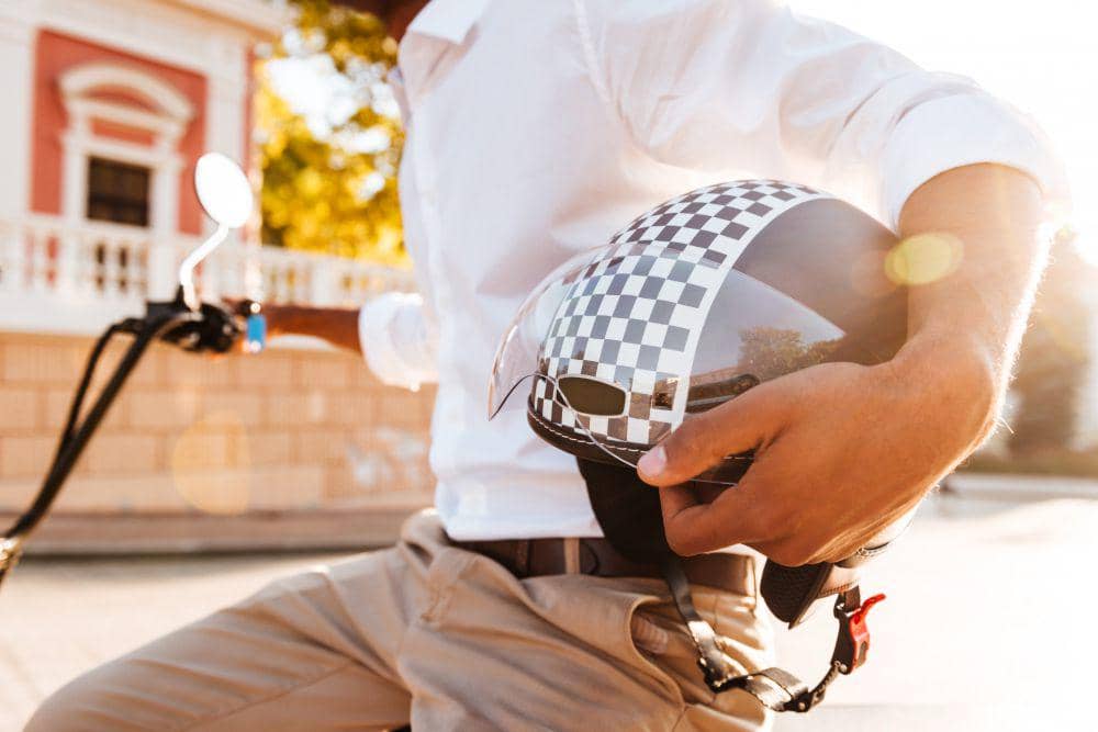 ilustrasi helm (freepik.com/drobotdean)