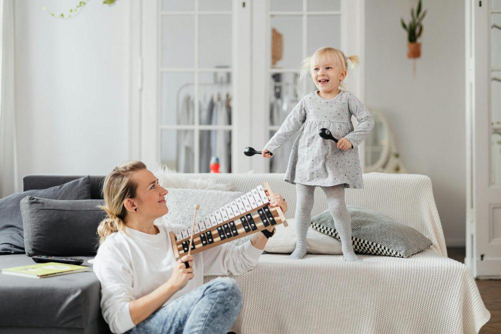 ilustrasi ibu dan anak bernyanyi pexels.com/Photo By: Kaboompics.com)