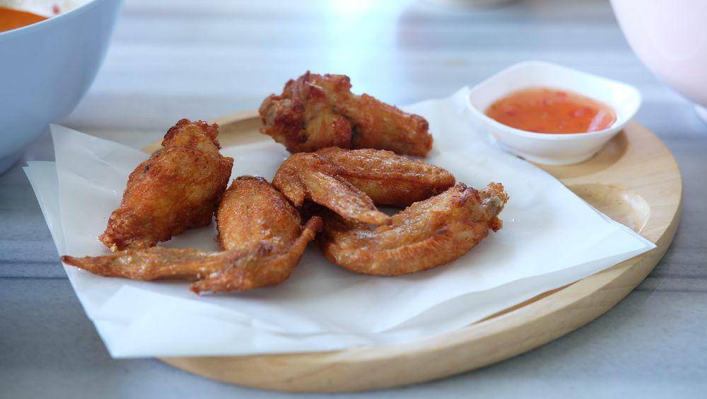 ayam goreng untuk lauk pendamping nasi kuning