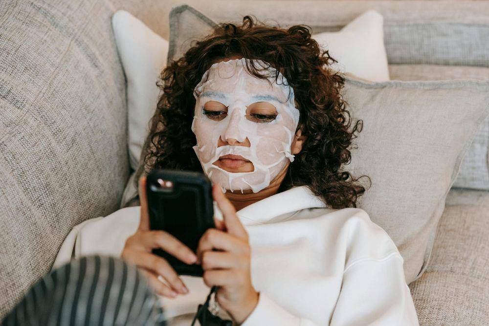 ilustrasi sheet mask (pexels.com/Sam Lion)