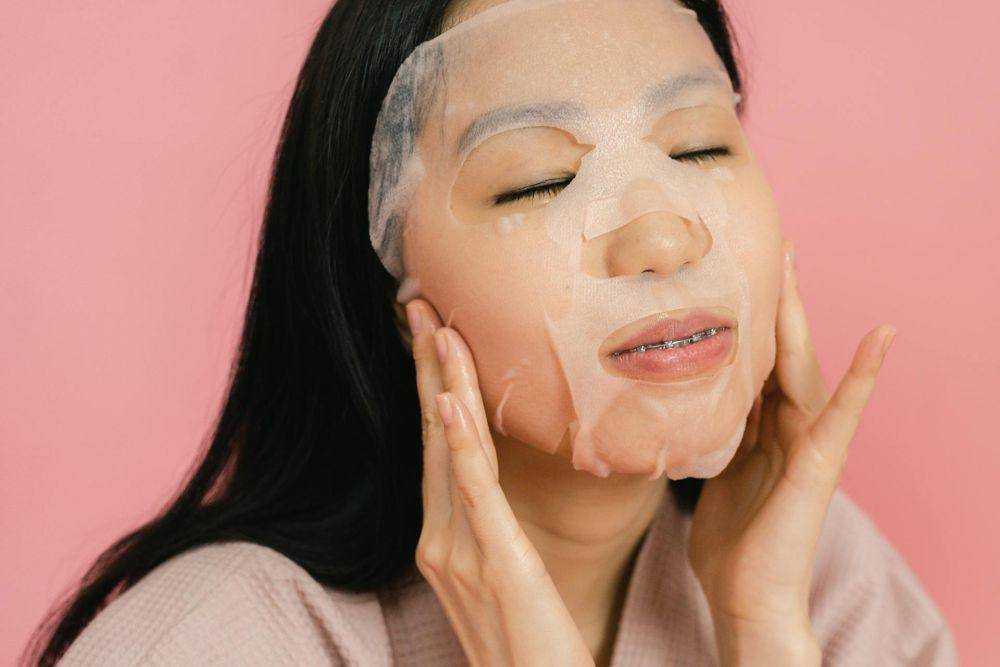 ilustrasi sheet mask (pexels.com/SHVETS Production)