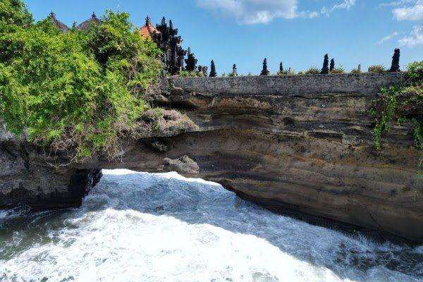 Penanganan Tebing Pura Retak di Tanah Lot Menunggu Anggaran