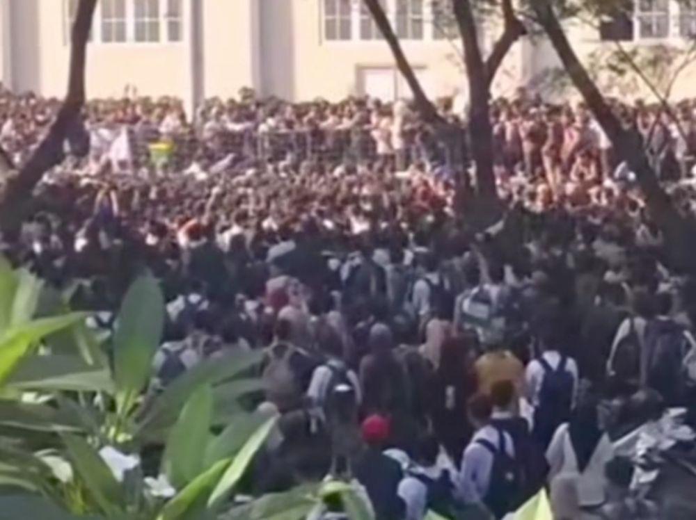 Viral Video Job Fair Bekasi Ricuh: Ribuan Pencari Kerja Berdesakan