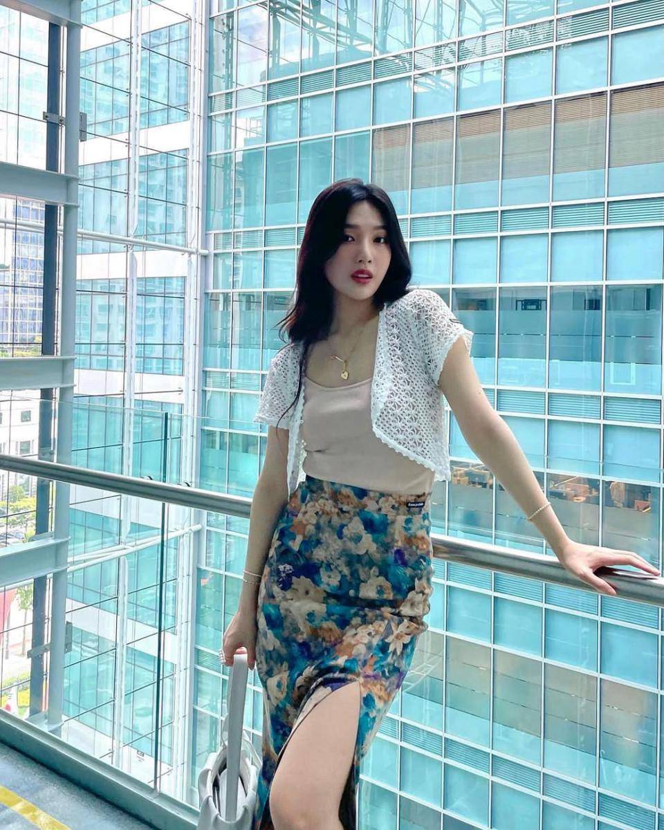 feminine chic style ala Joy Red Velvet (instagram.com/_imyour_joy)