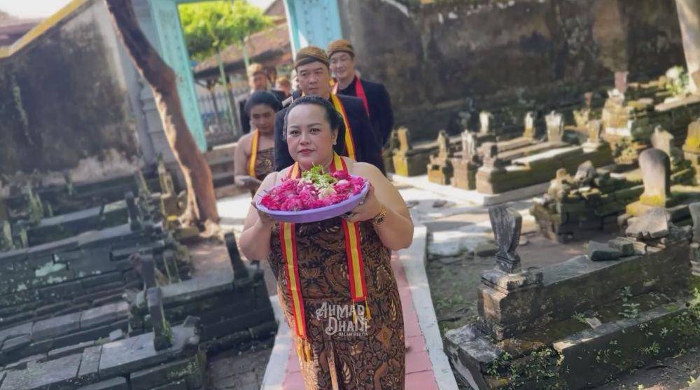 Ahmad Dhani nyekar ke makam raja (YouTube.com/AHMAD DHANI DALAM BERITA)