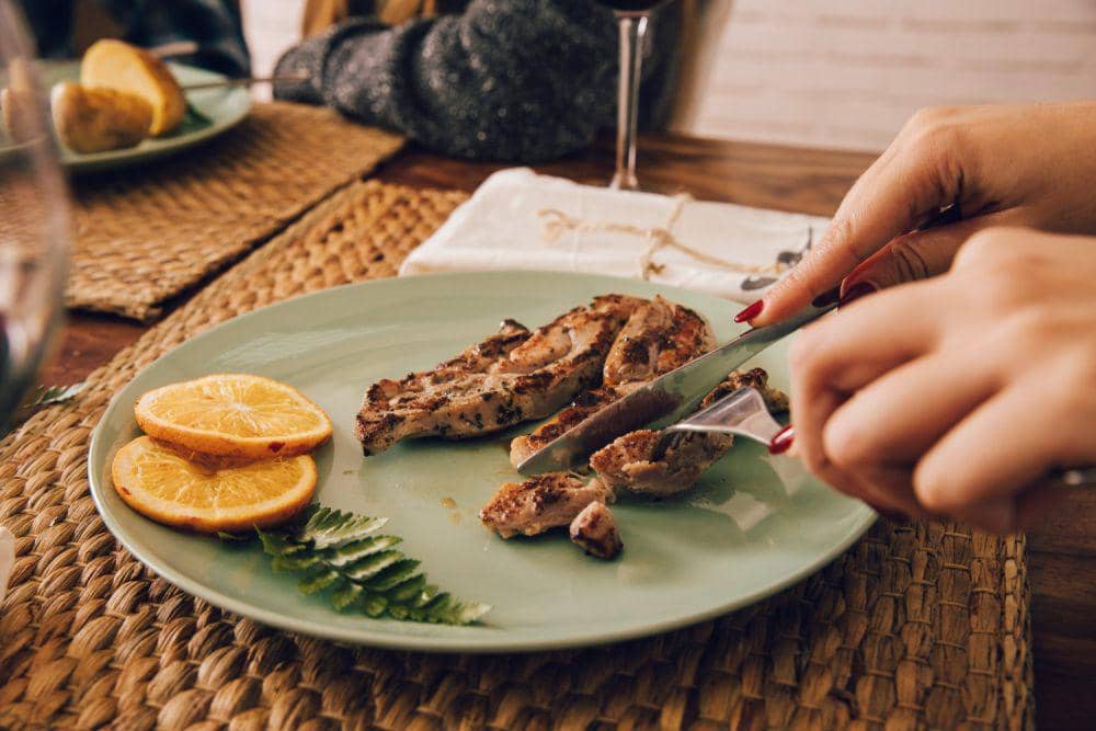 Ilustrasi makan steak daging sapi (freepik.com/freepik)