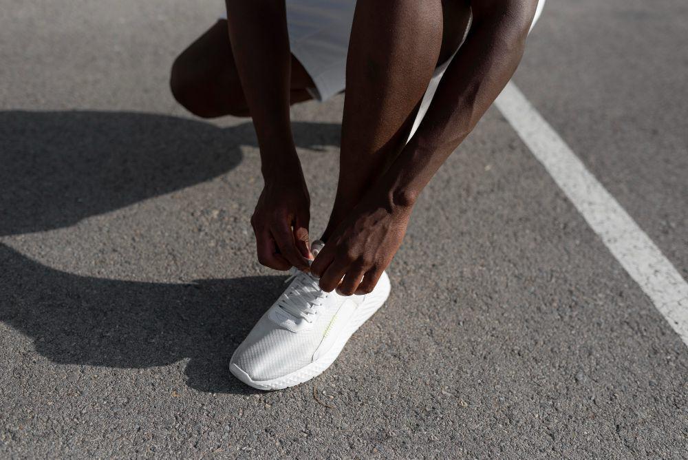 5 Rekomendasi Sepatu Putih Adidas untuk Pria, Daily hingga Running!