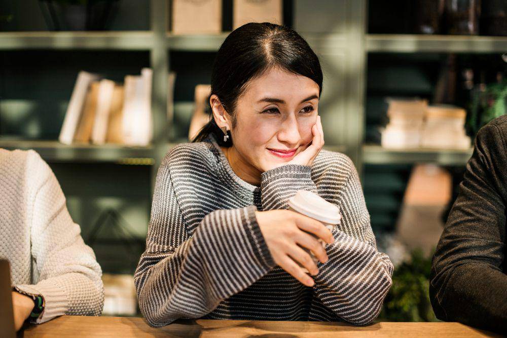 ilustrasi perempuan bahagia (freepik.com/rawpixel com)