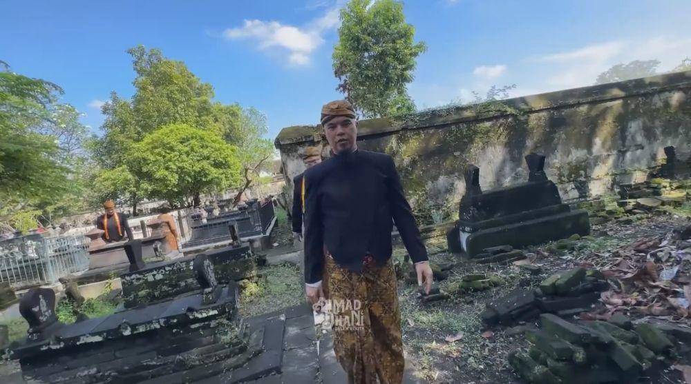 Ahmad Dhani nyekar ke makam raja (YouTube.com/AHMAD DHANI DALAM BERITA)