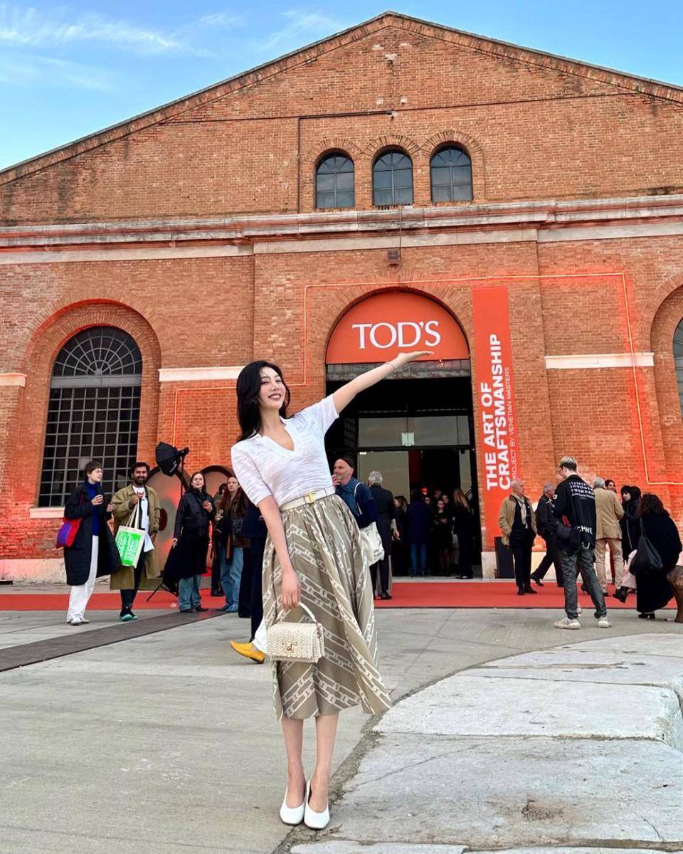 feminine chic style ala Joy Red Velvet (instagram.com/_imyour_joy)