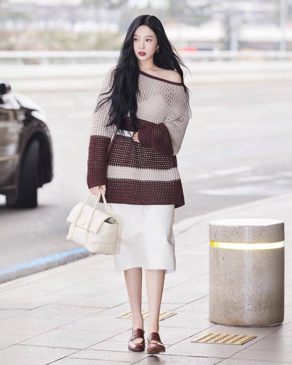 feminine chic style ala Joy Red Velvet (instagram.com/_imyour_joy)