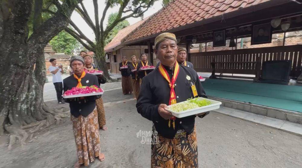 Ahmad Dhani nyekar ke makam raja (YouTube.com/AHMAD DHANI DALAM BERITA)