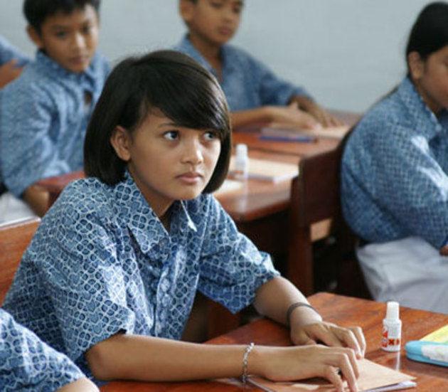 https://cdn.idntimes.com/content-images/post/20180307/404858-flo-laskar-pelangi-7c84c2c7f045ccf943c3f1ec5d3044b5.jpg