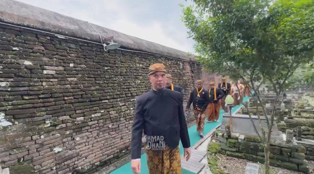 Ahmad Dhani nyekar ke makam raja (YouTube.com/AHMAD DHANI DALAM BERITA)