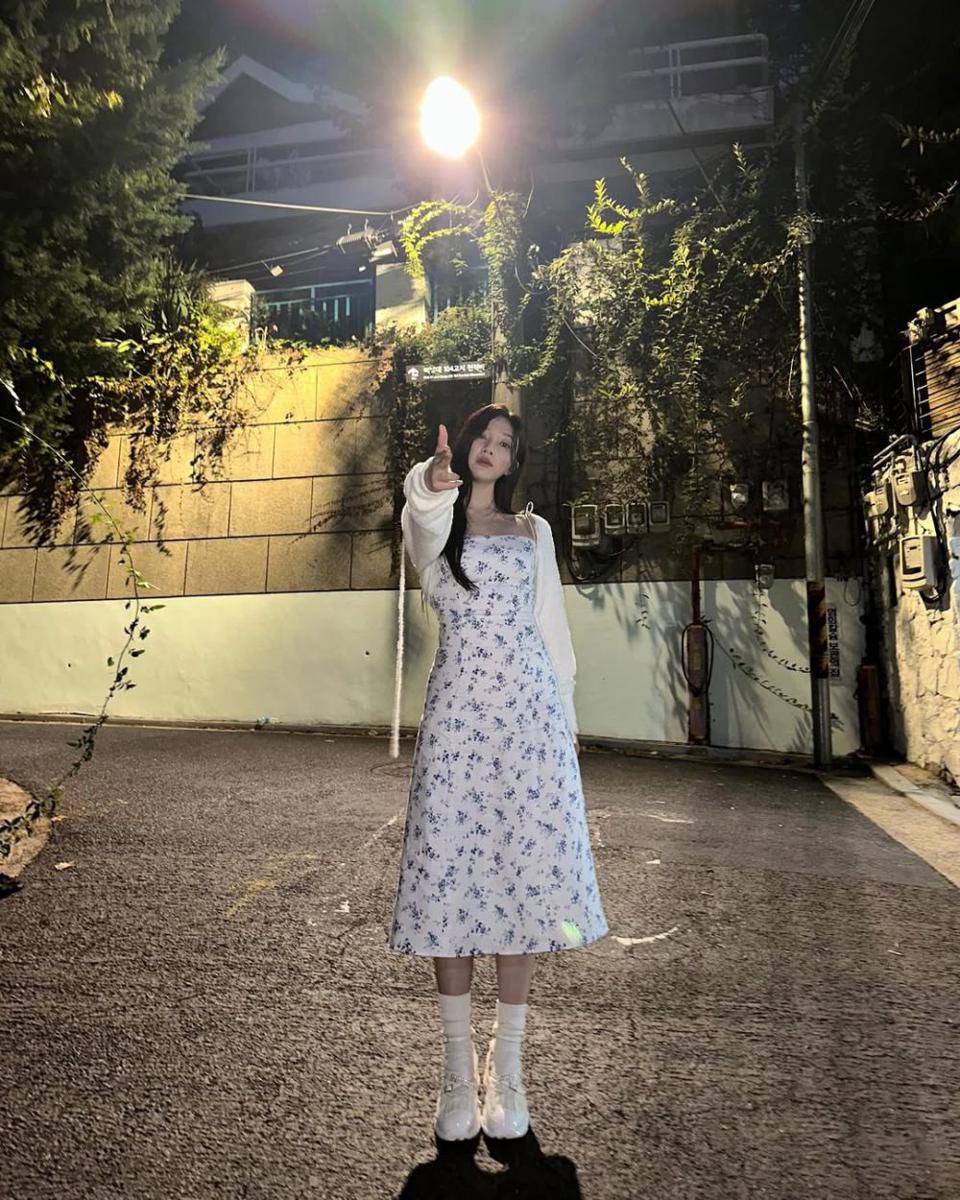 feminine chic style ala Joy Red Velvet (instagram.com/_imyour_joy)