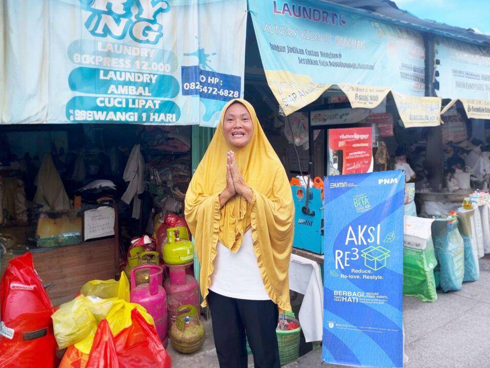 Ratusan nasabah PNM Mekaar yang memiliki usaha laundry terlibat aktif dalam proses pencucian dan pengemasan untuk selanjutnya didistribusikan. (dok. PNM)