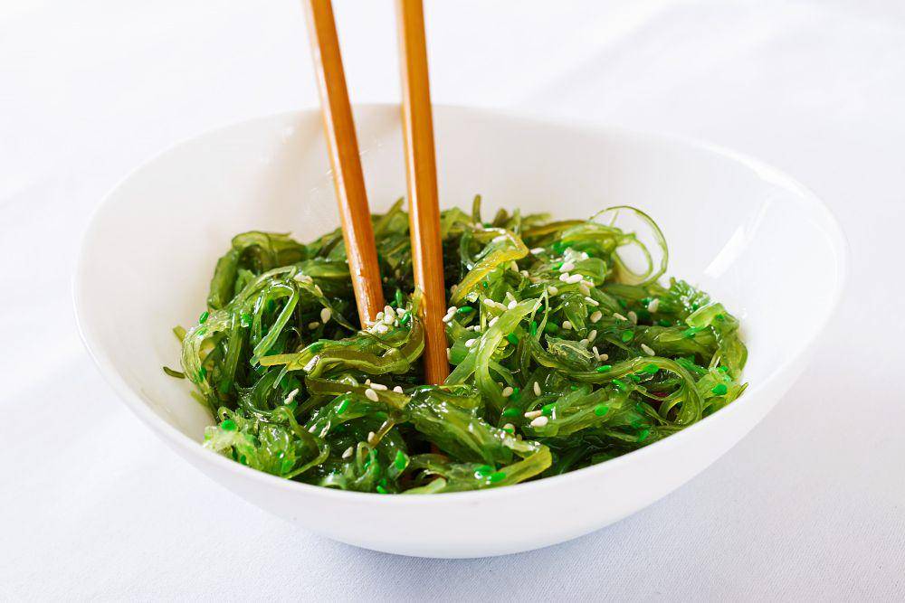 ilustrasi salad wakame (freepik.com/timolina)